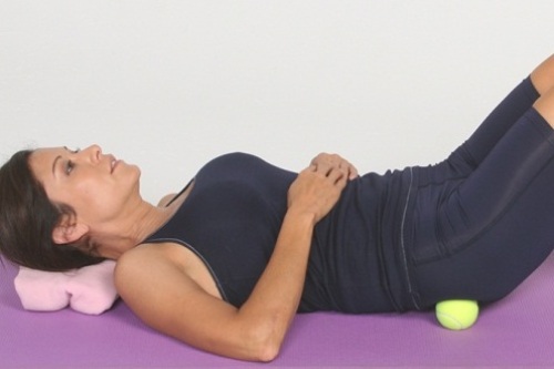 Полежите на теннисных мячиках